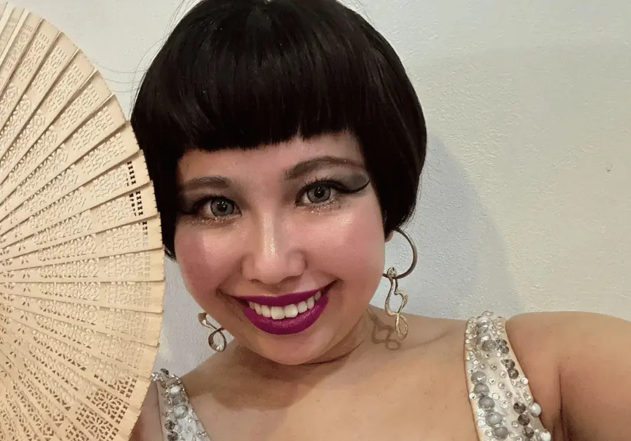 濃いメイクの女性