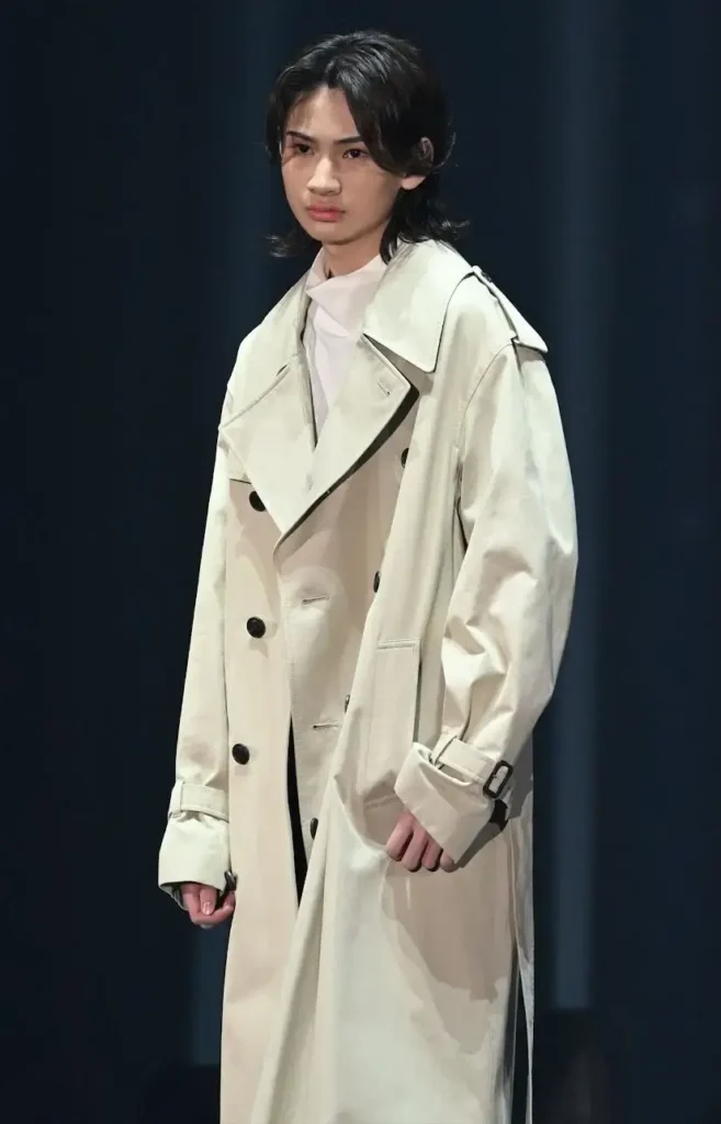 トレンチコートを着た男性