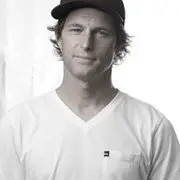 帽子か被った男性